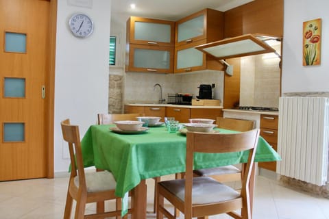 Kitchen or kitchenette, Dining area, pet friendly, stove