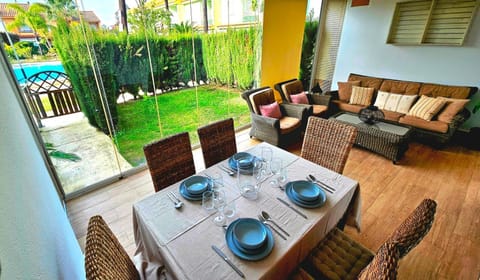 Garden, Living room, Dining area
