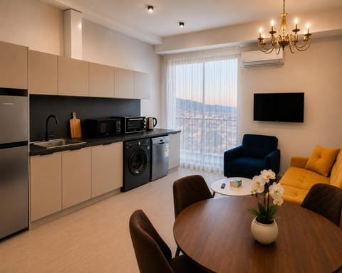 Kitchen or kitchenette, Living room, Seating area, Dining area