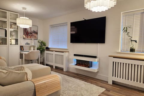 Communal lounge/ TV room, TV and multimedia, Living room, Seating area, Evening entertainment