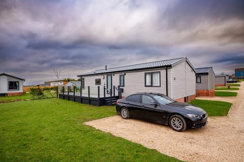 Property building, Day, Neighbourhood, Garden, Garden view, Parking