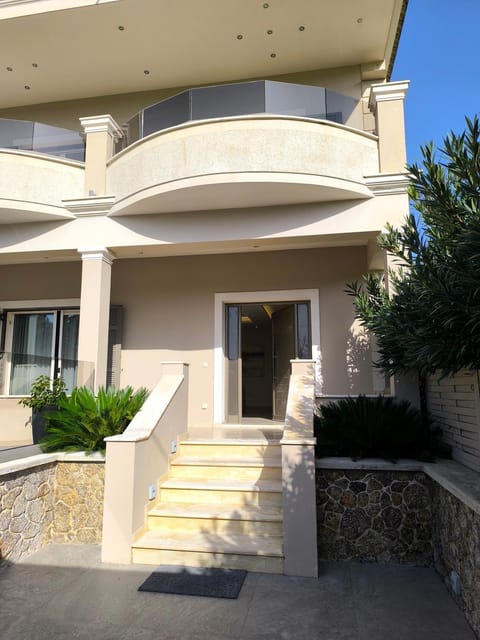 Property building, Day, Balcony/Terrace