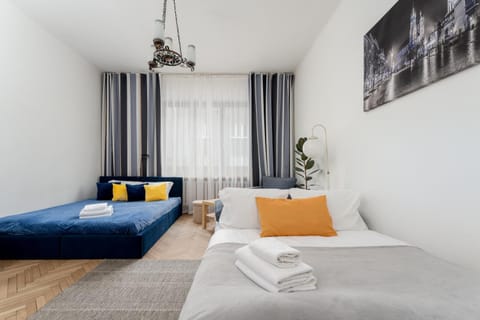 Bed, Living room, Seating area, towels