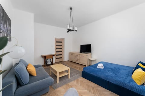 Bed, TV and multimedia, Living room, Seating area