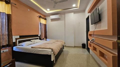 Bed, TV and multimedia, Photo of the whole room, Bedroom, bunk bed, wardrobe, air conditioner