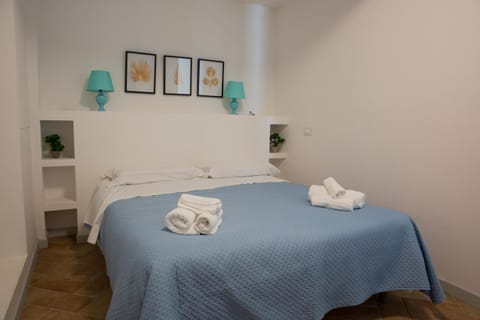 Bed, Photo of the whole room, towels