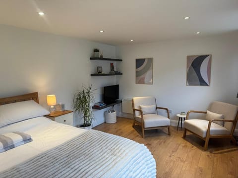 Bed, TV and multimedia, Bedroom