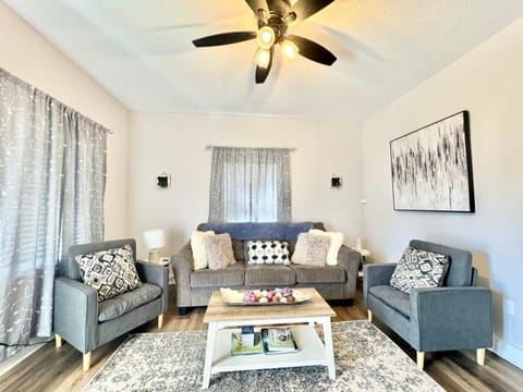 Newly Remodeled 2 Bedroom Home in Shelbyville Family Friendly House in Indiana