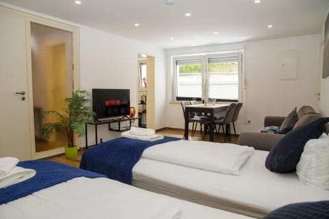 Bed, Seating area, Dining area
