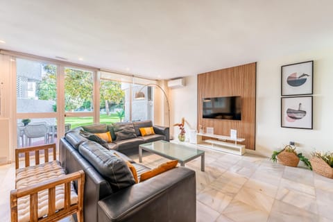 TV and multimedia, Living room, Seating area, Dining area, Pool view, air conditioner