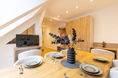 Communal lounge/ TV room, TV and multimedia, Living room, Seating area, Dining area