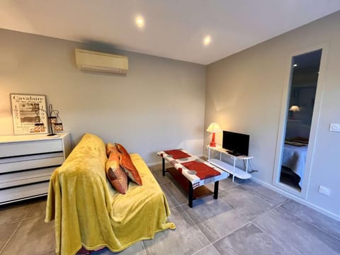 TV and multimedia, Living room, Seating area, air conditioner