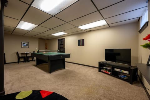 4BR with Pool Table & Game Room Near Downtown Sleeps 11 Family Friendly House in Indianapolis