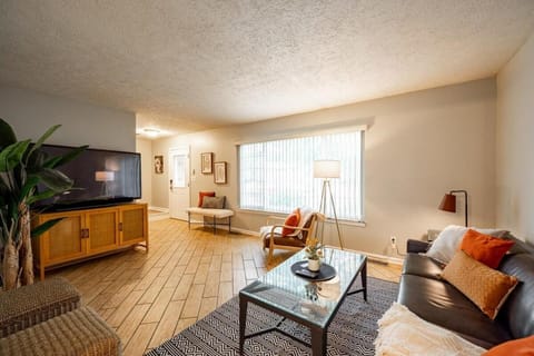 4BR with Pool Table & Game Room Near Downtown Sleeps 11 Family Friendly House in Indianapolis