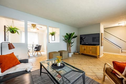 4BR with Pool Table & Game Room Near Downtown Sleeps 11 Family Friendly House in Indianapolis