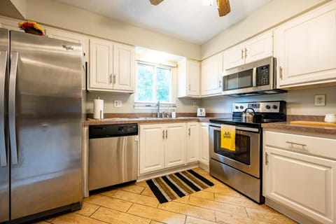 4BR with Pool Table & Game Room Near Downtown Sleeps 11 Family Friendly House in Indianapolis