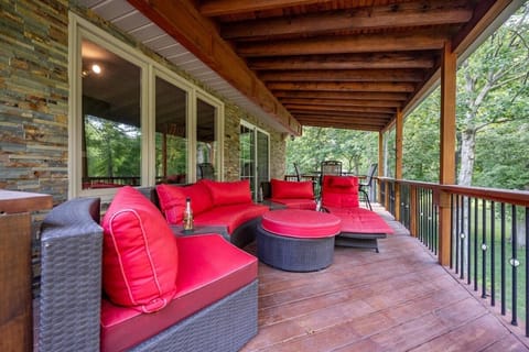 River Retreat Secluded Oasis with Hot Tub-Family Friendly House in Fishers