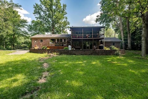 River Retreat Secluded Oasis with Hot Tub-Family Friendly House in Fishers