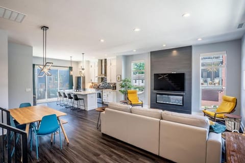 Lux Home 5 mins to Grand Park with Private Garage-Family Friendly House in Westfield