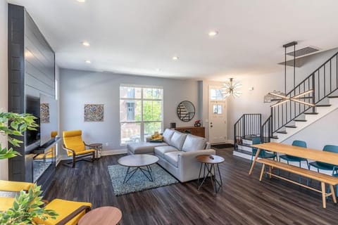 Lux Home 5 mins to Grand Park with Private Garage-Family Friendly House in Westfield