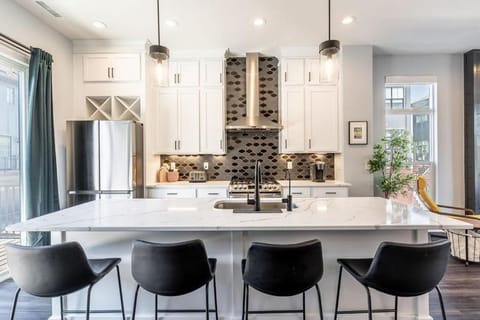 Lux Home 5 mins to Grand Park with Private Garage-Family Friendly House in Westfield