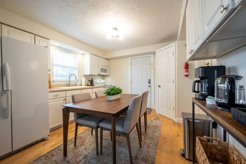 Family Neighborhood - Full Yard - Parking House in Greenwood