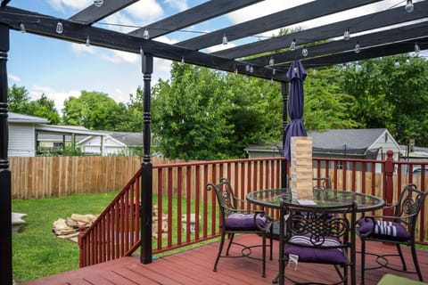 Prime Derby Location - Firepit - Yard - Family Friendly House in Louisville