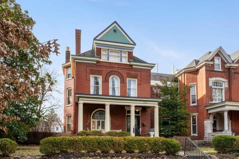 Derby City Delight - LUX home in Perfect Location - Family Friendly House in Louisville