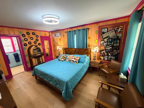 Bed, Photo of the whole room, Seating area