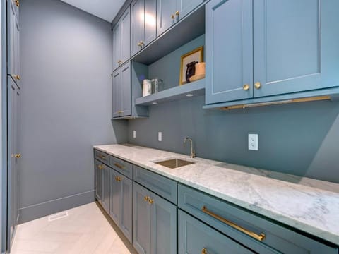 1 block to beach! 500 Carolina Blvd. 5 bd, private pool, screened-in porches House in Isle of Palms