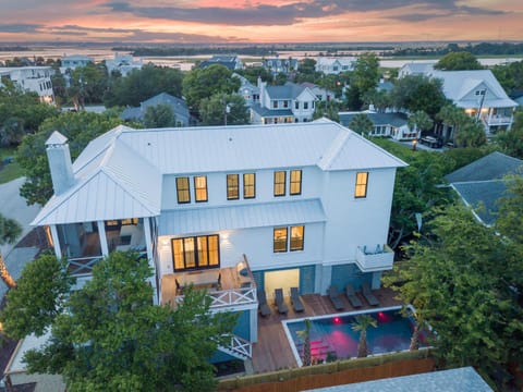 1 block to beach! 500 Carolina Blvd. 5 bd, private pool, screened-in porches House in Isle of Palms