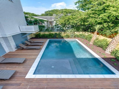 1 block to beach! 500 Carolina Blvd. 5 bd, private pool, screened-in porches House in Isle of Palms