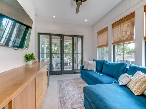 1 block to beach! 500 Carolina Blvd. 5 bd, private pool, screened-in porches House in Isle of Palms