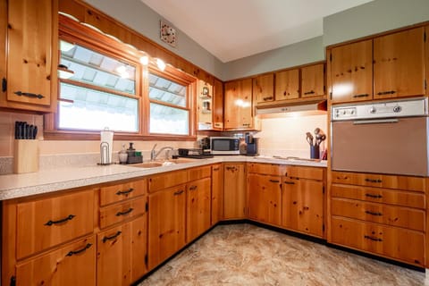 Grandma's House - Classic Indy Charm - Family Friendly House in Pike Township