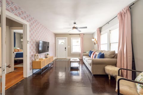 Quaint Indy Getaway in SoBro-Family Friendly House in Meridian-Kessler