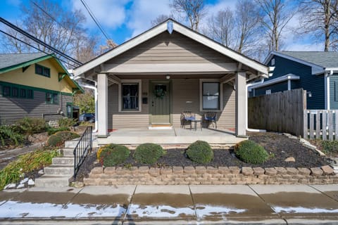 Quaint Indy Getaway in SoBro-Family Friendly House in Meridian-Kessler