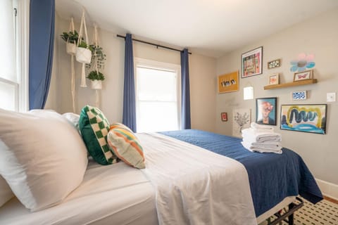 Quaint Indy Getaway in SoBro-Family Friendly House in Meridian-Kessler