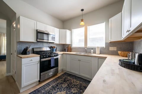 Modern 3BR Haven Near City Hotspots House in Meridian-Kessler