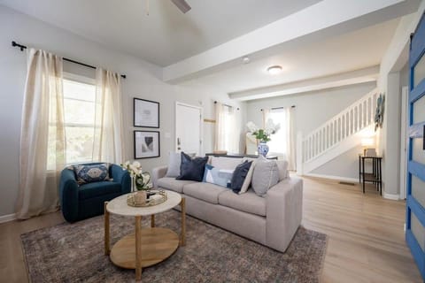 Modern 3BR Haven Near City Hotspots House in Meridian-Kessler