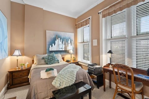 Charming Churchill Downs Cottage-Family Friendly House in Louisville