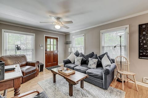 Charming bungalow deck & fire pit- Family Friendly House in Broad Ripple