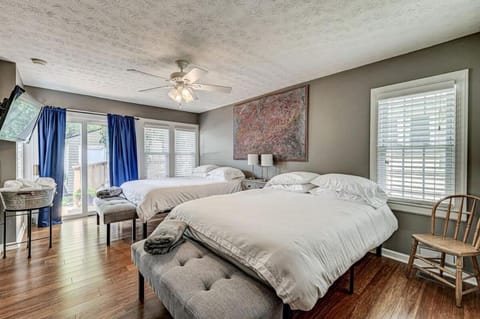 Charming bungalow deck & fire pit- Family Friendly House in Broad Ripple