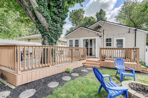 Charming bungalow deck & fire pit- Family Friendly House in Broad Ripple