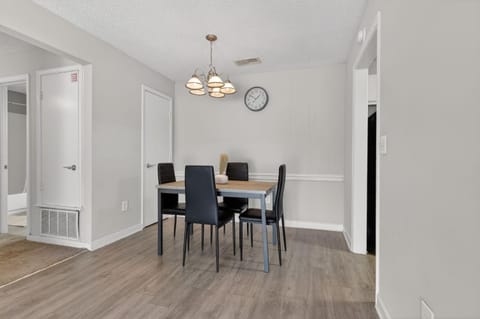 Bright and Cozy Two -Bedroom Private Stay Apartment in Flowood