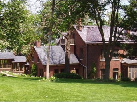 Large Historic Mansion Apartment in Dubuque