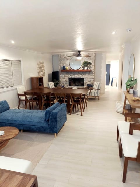 Living room, Seating area, Dining area, fireplace