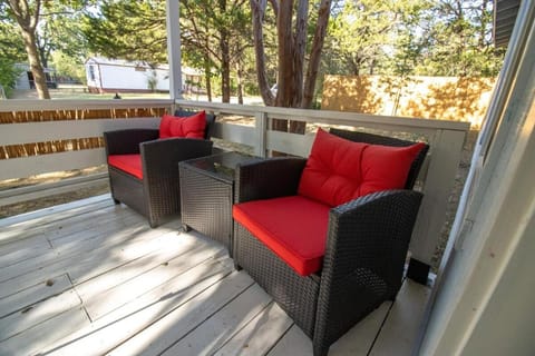 Tiki Cottage Lake Texoma - Hot Tub & Fun House in Lake Texoma