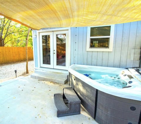 Tiki Cottage Lake Texoma - Hot Tub & Fun House in Lake Texoma