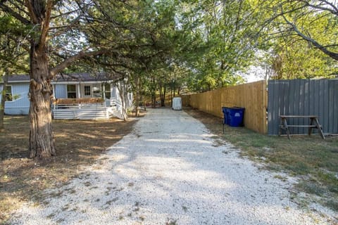 Tiki Cottage Lake Texoma - Hot Tub & Fun House in Lake Texoma