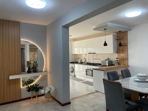 Coffee/tea facilities, Kitchen or kitchenette, Dining area, dishwasher, oven, stove, toaster, washing machine